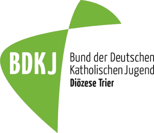 Das Bild zeigt das Logo des BDKJ Trier. Man sieht ein großes und kleines grünes Segel. Im großen Segel steht BDKJ und man sieht die Silhouette der Porta Nigra. (c) BDKJ Trier Das Bild zeigt das Logo des BDKJ Trier. Man sieht ein großes und kleines grünes Segel. Im großen Segel steht BDKJ und man sieht die Silhouette der Porta Nigra.